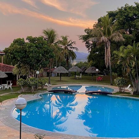 El Pantanal Hotel & Resort Puerto Quijarro  Экстерьер фото